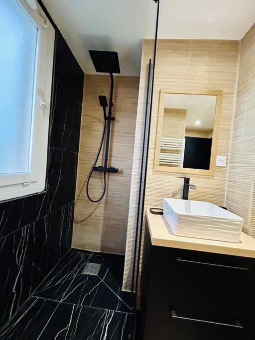 T4 Jolie Vue Avec Jaccuzzi Apartment Vitrolles  Ngoại thất bức ảnh